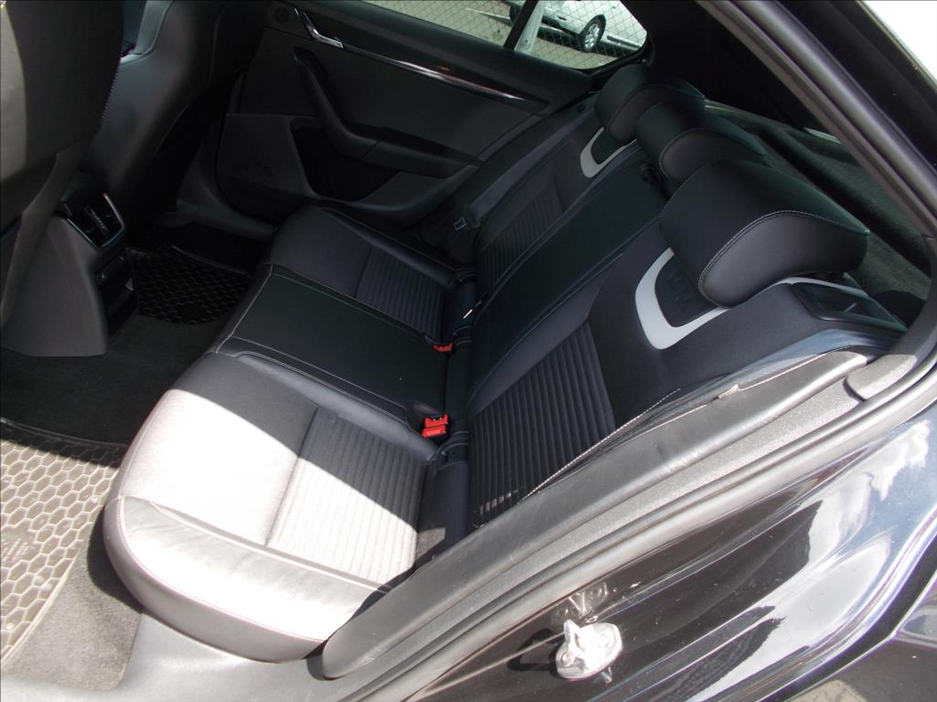 Škoda Octavia 2,0 TDI RS MANUÁL DIGIKLIMA XENONY PĚKNÉ  III - foto 14