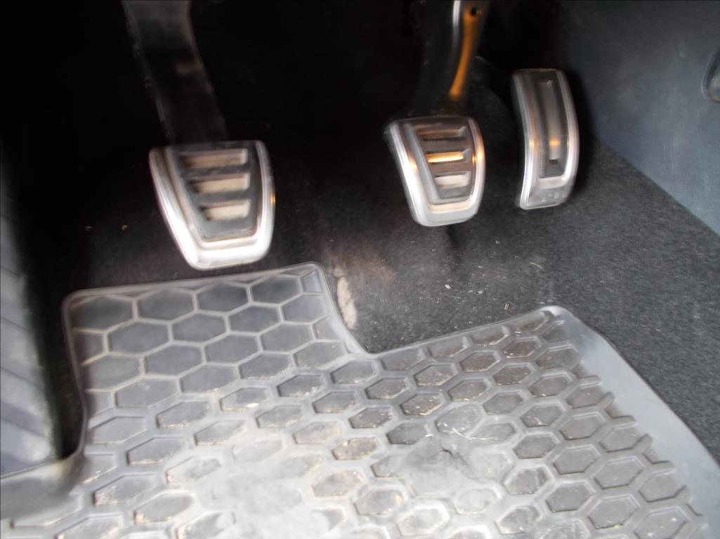 Škoda Octavia 2,0 TDI RS MANUÁL DIGIKLIMA XENONY PĚKNÉ  III - foto 26