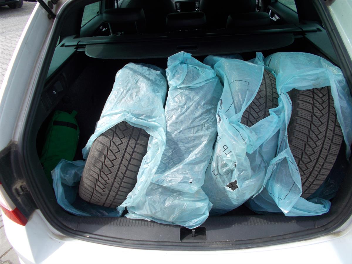 Škoda Octavia 2,0 TDI RS DSG ČR 1.MAJITEL PĚKNÉ  III - foto 13