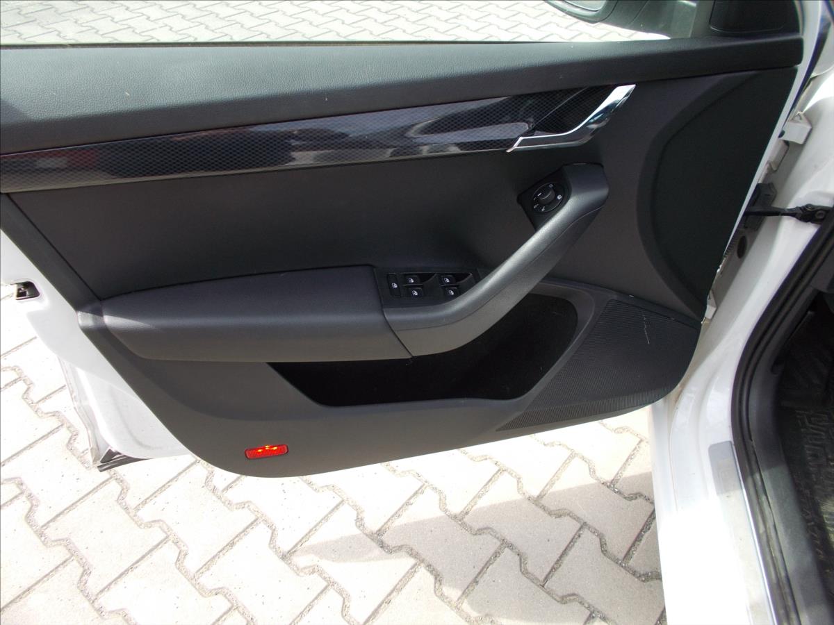 Škoda Octavia 2,0 TDI RS DSG ČR 1.MAJITEL PĚKNÉ  III - foto 27