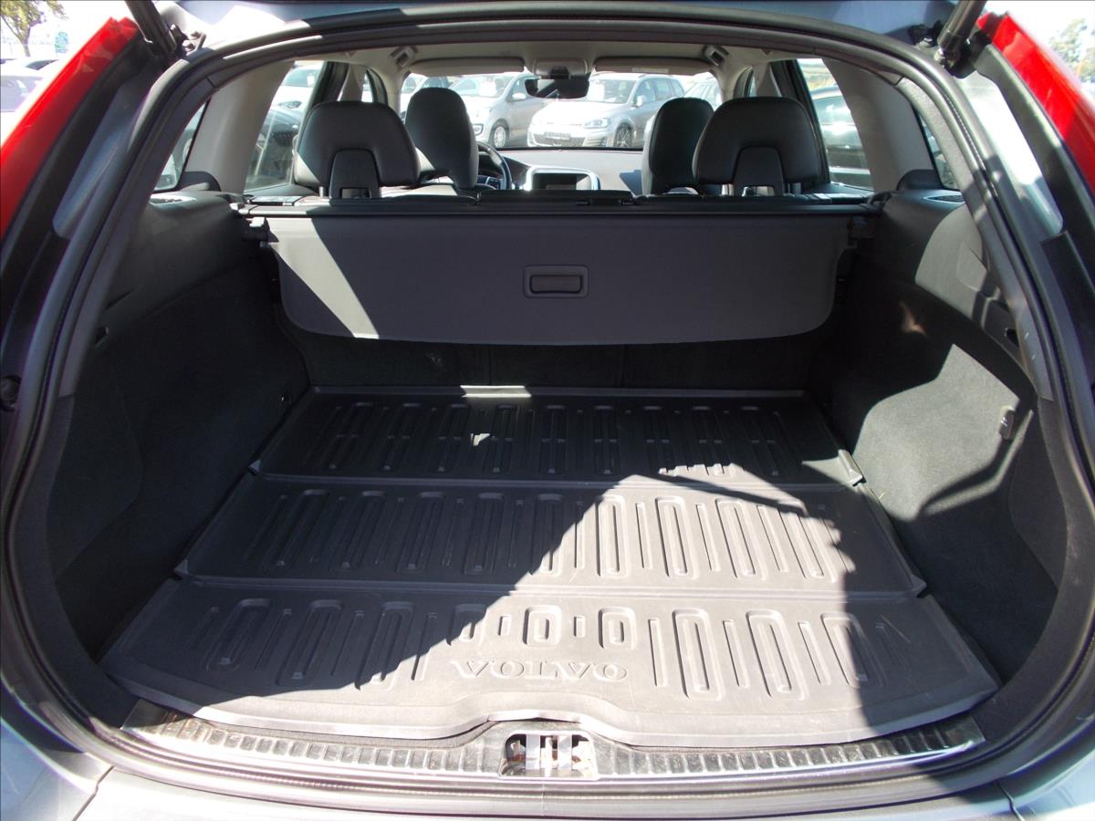 Volvo XC60 2,0 D D3 SUMMUM AT TZ KRÁSNÉ - foto 13
