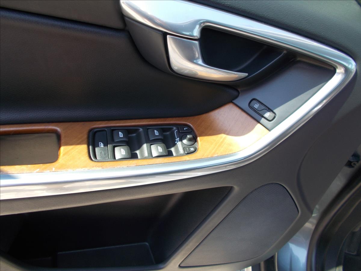 Volvo XC60 2,0 D D3 SUMMUM AT TZ KRÁSNÉ - foto 28