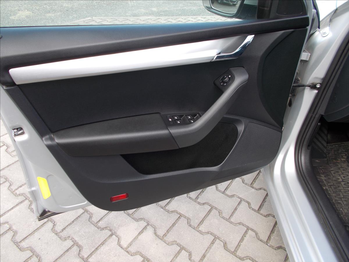 Škoda Octavia 1,6 TDI ČR 1.MAJITEL DIGIKLIMA NOVÁ STK  III - foto 26