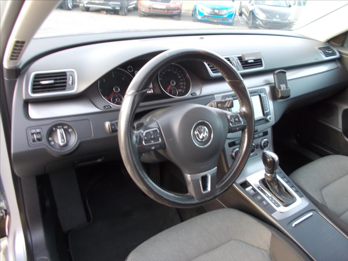 Volkswagen Passat 2,0 TDI DSG 103 kW DIGIKLIMA TZ NAVI ACC - foto 18