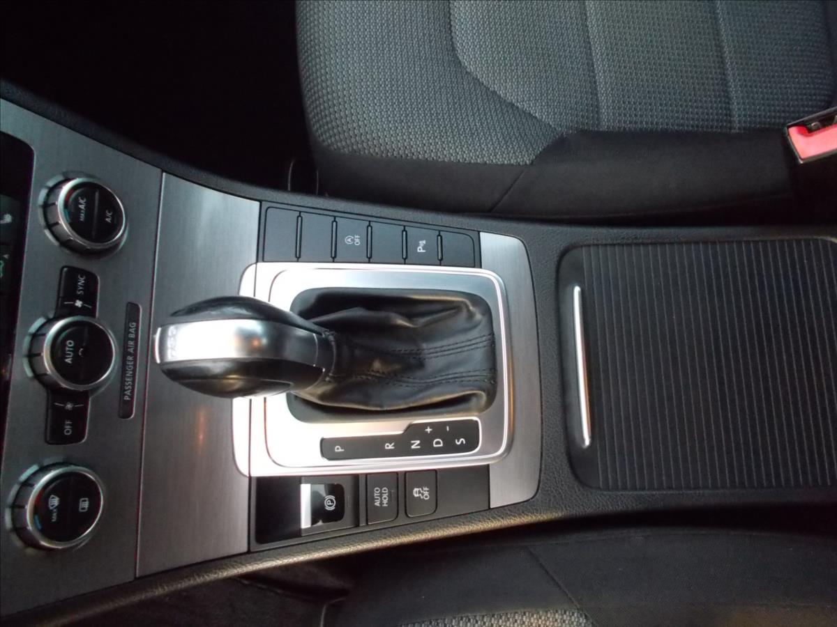 Volkswagen Passat 2,0 TDI DSG 103 kW DIGIKLIMA TZ NAVI ACC - foto 21