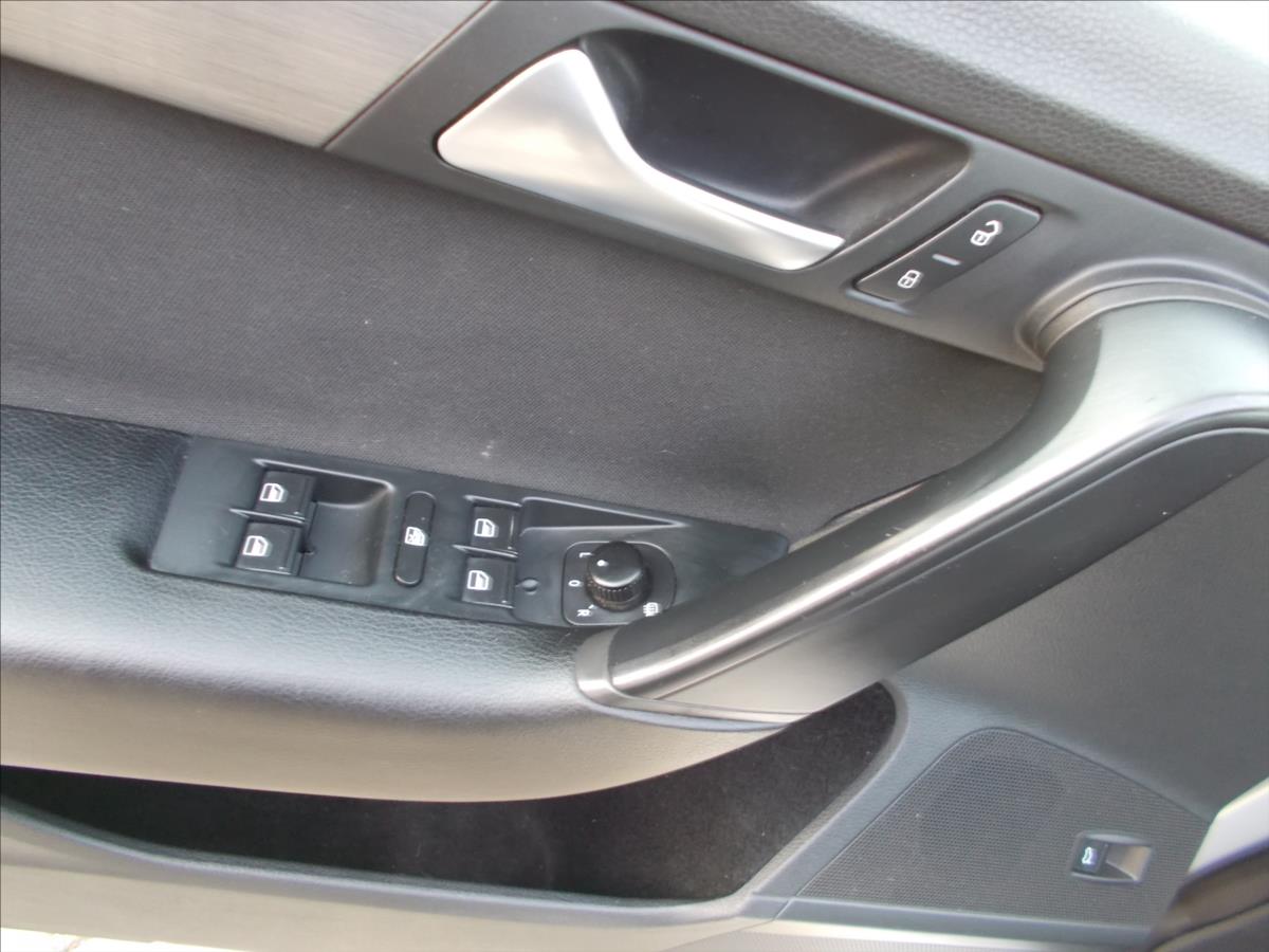 Volkswagen Passat 2,0 TDI DSG 103 kW DIGIKLIMA TZ NAVI ACC - foto 29