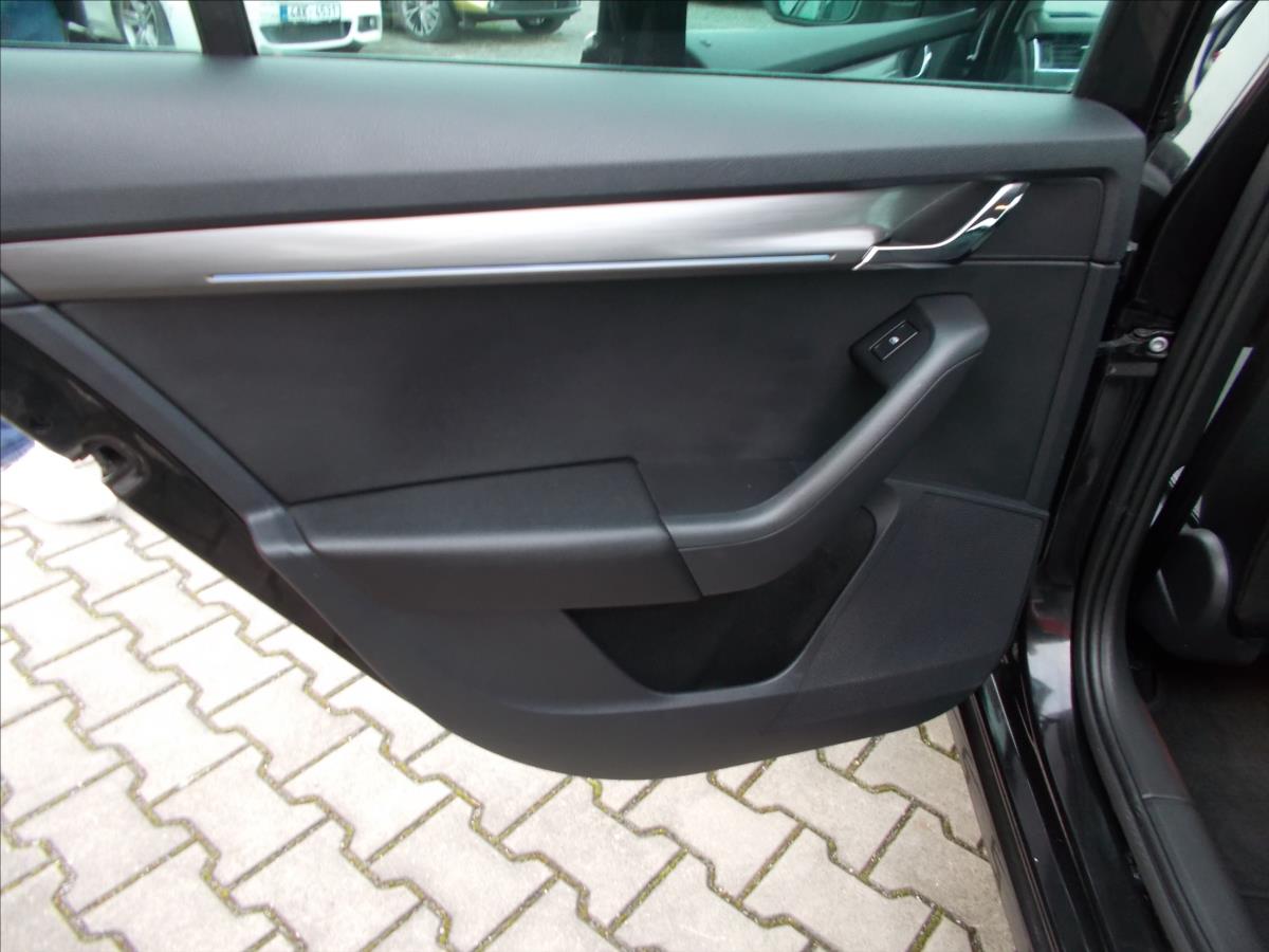 Škoda Octavia 1,6 TDI DIGIKLIMA NAVI TZ LED  III - foto 17