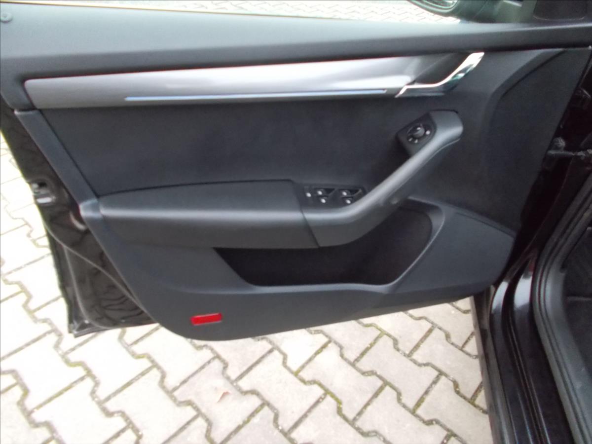 Škoda Octavia 1,6 TDI DIGIKLIMA NAVI TZ LED  III - foto 26