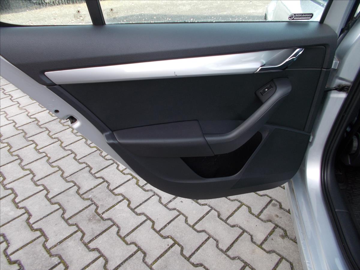 Škoda Octavia 1,6 TDI DIGIKLIMA NOVÁ STK  III - foto 20