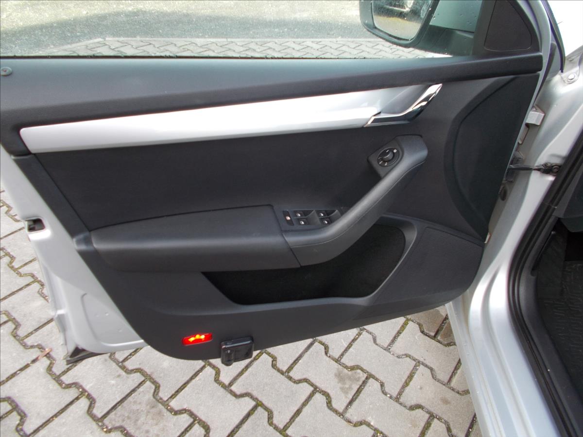 Škoda Octavia 1,6 TDI DIGIKLIMA NOVÁ STK  III - foto 27