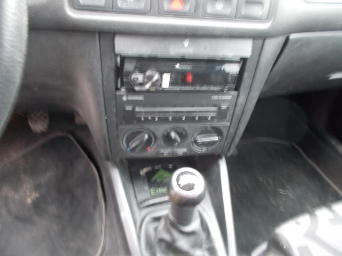 Volkswagen Golf 1,6 16V KLIMA STK 11/2026  IV - foto 21