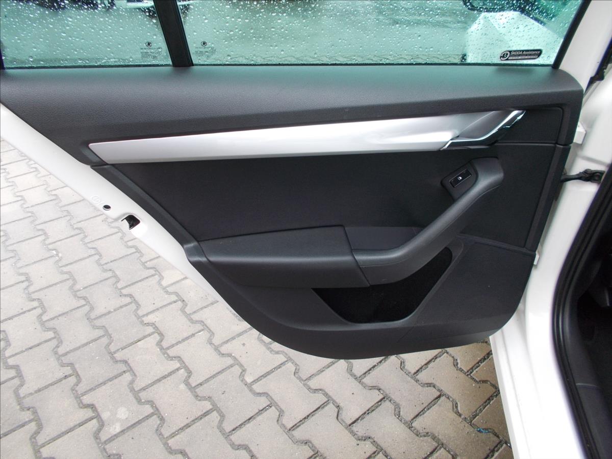 Škoda Octavia 1,4 TSI ČR 2.MAJITEL od R. 2020 NOVÁ STK  III - foto 17