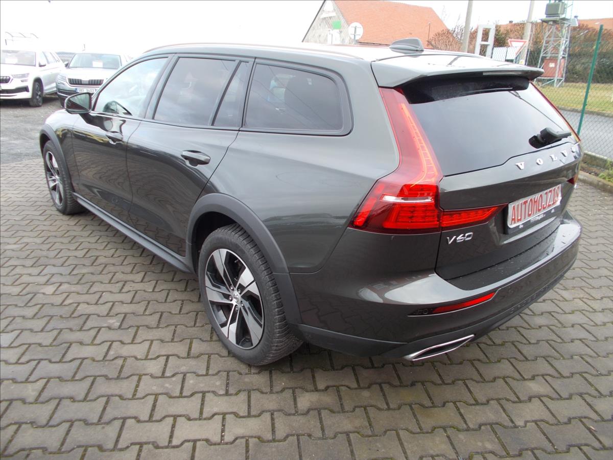 Volvo V60 2,0 B4 Cross Country AWD DPH KRÁSNÉ - foto 13
