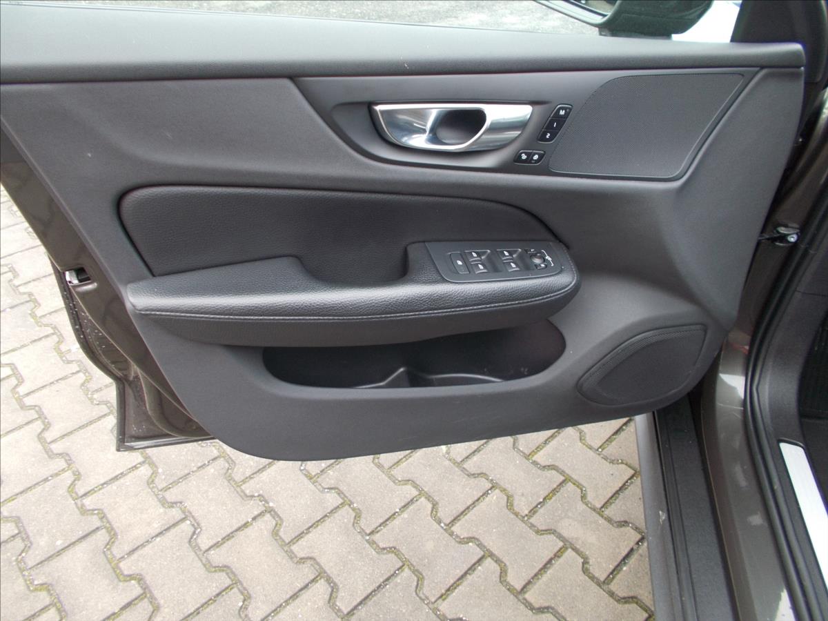 Volvo V60 2,0 B4 Cross Country AWD DPH KRÁSNÉ - foto 29