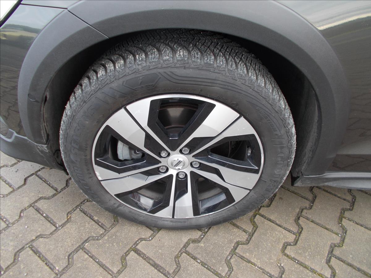 Volvo V60 2,0 B4 Cross Country AWD DPH KRÁSNÉ - foto 6