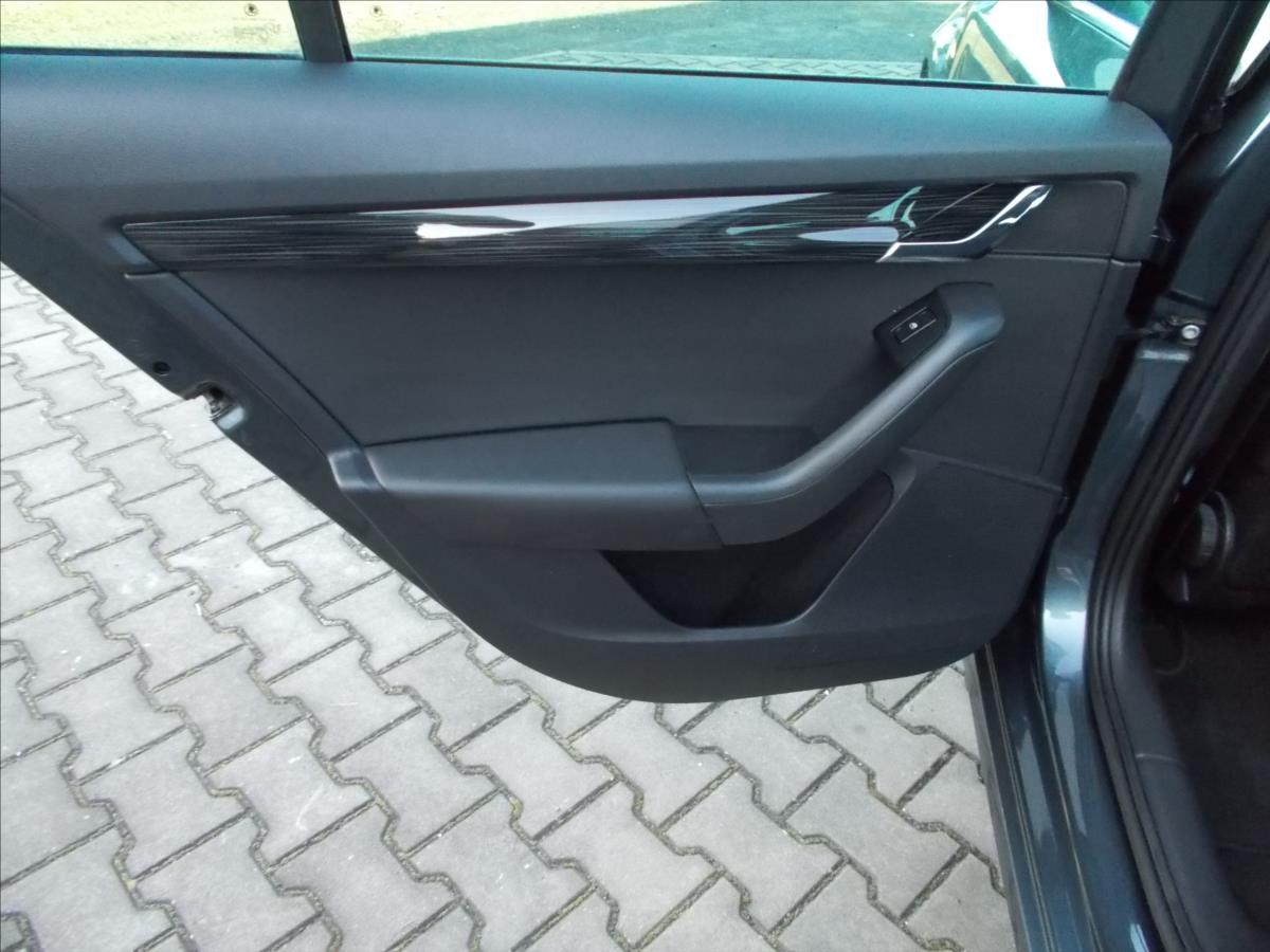 Škoda Octavia 1,6 TDI DIGIKLIMA LED ČR DPH  III - foto 18