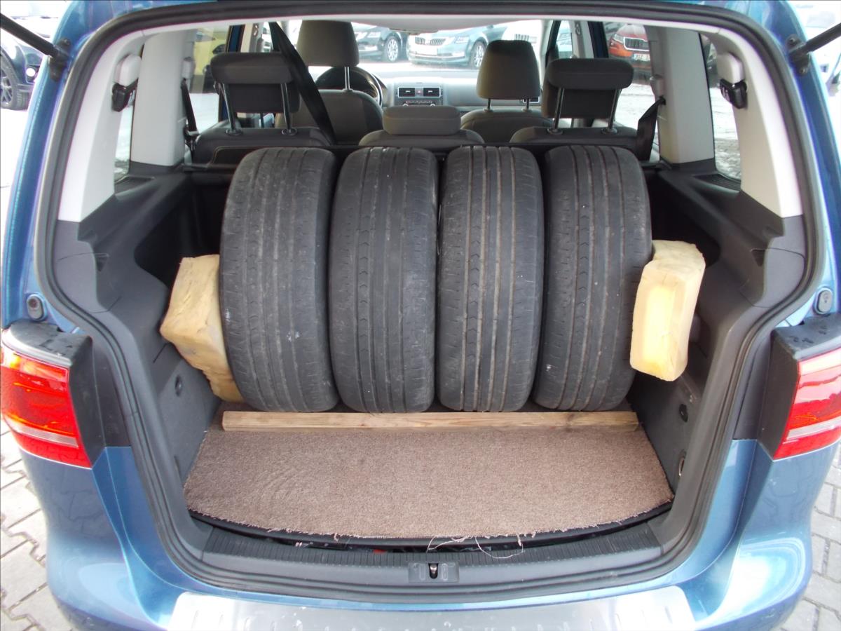 Volkswagen Touran 1,6 TDI DSG 7 MÍST DIGIKLIMA NAVI TZ PĚKNÉ - foto 14