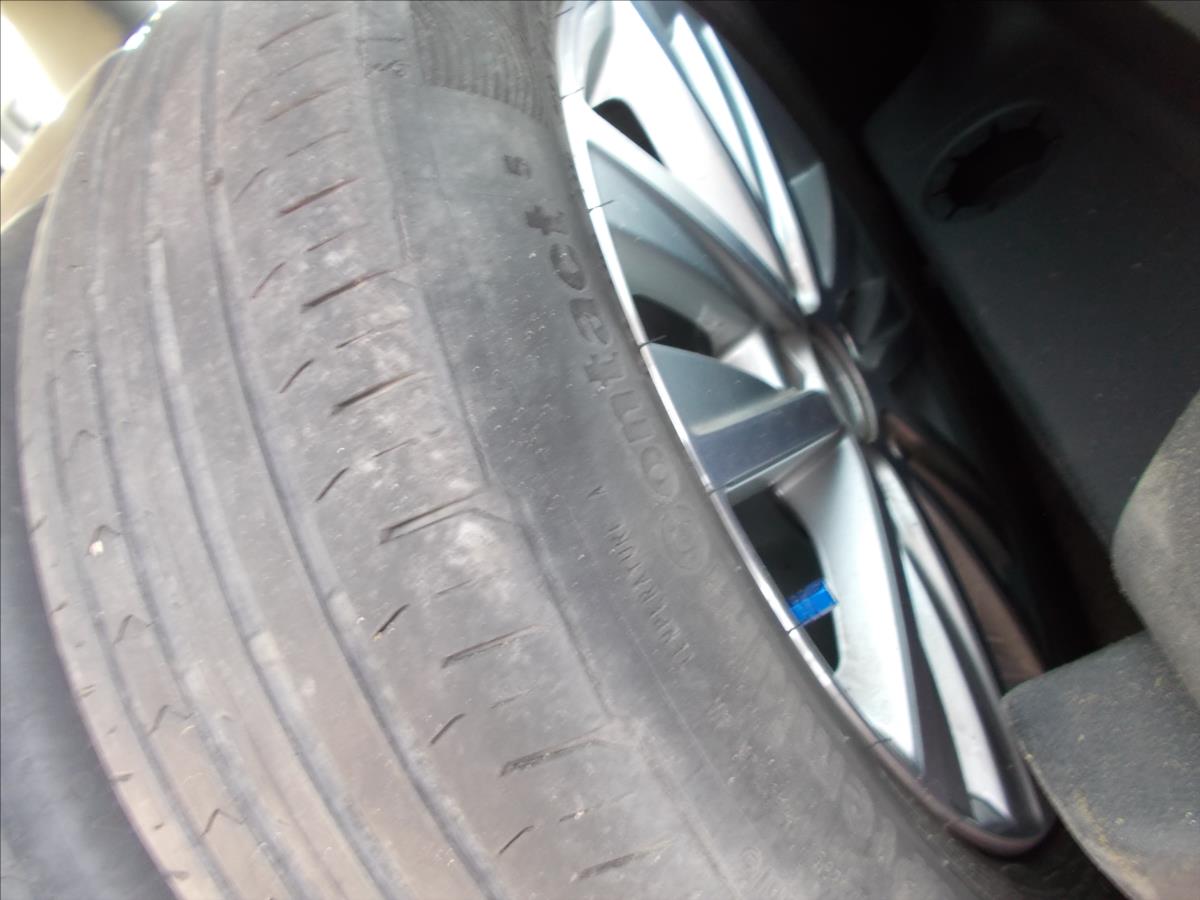 Volkswagen Touran 1,6 TDI DSG 7 MÍST DIGIKLIMA NAVI TZ PĚKNÉ - foto 15