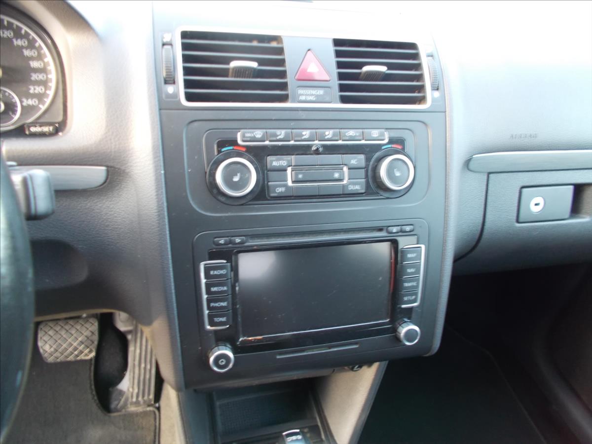 Volkswagen Touran 1,6 TDI DSG 7 MÍST DIGIKLIMA NAVI TZ PĚKNÉ - foto 24