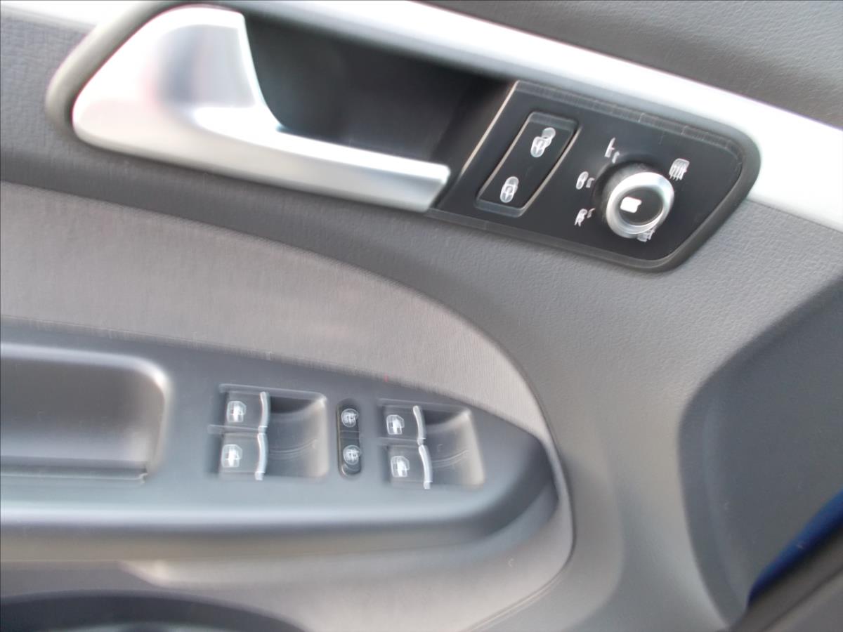 Volkswagen Touran 1,6 TDI DSG 7 MÍST DIGIKLIMA NAVI TZ PĚKNÉ - foto 32