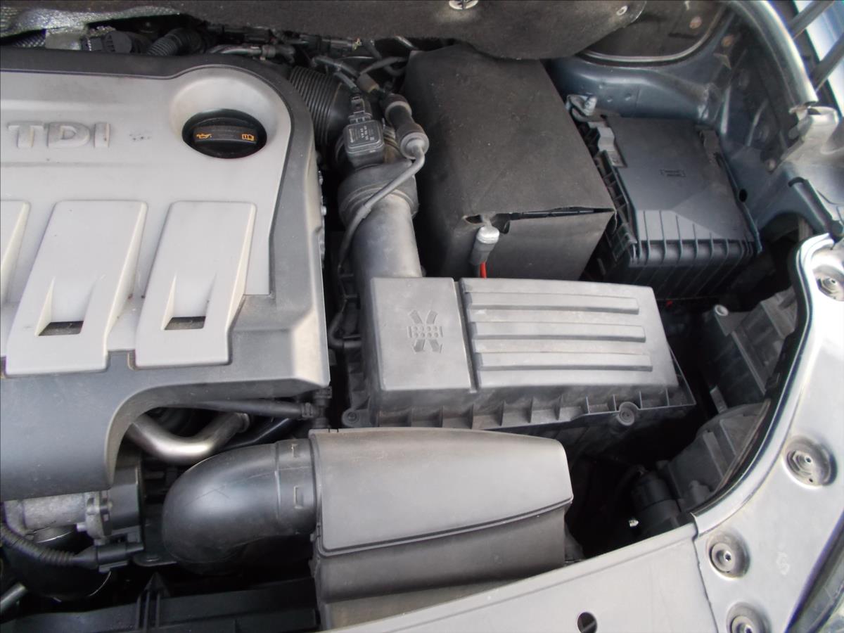 Volkswagen Touran 1,6 TDI DSG 7 MÍST DIGIKLIMA NAVI TZ PĚKNÉ - foto 34