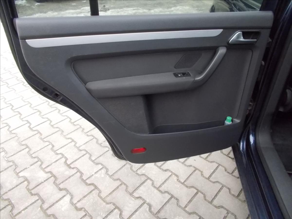 Volkswagen Touran 2,0 TDI DSG WEBASTO TZ LED DIGIKLIMA NOVÁ STK - foto 16