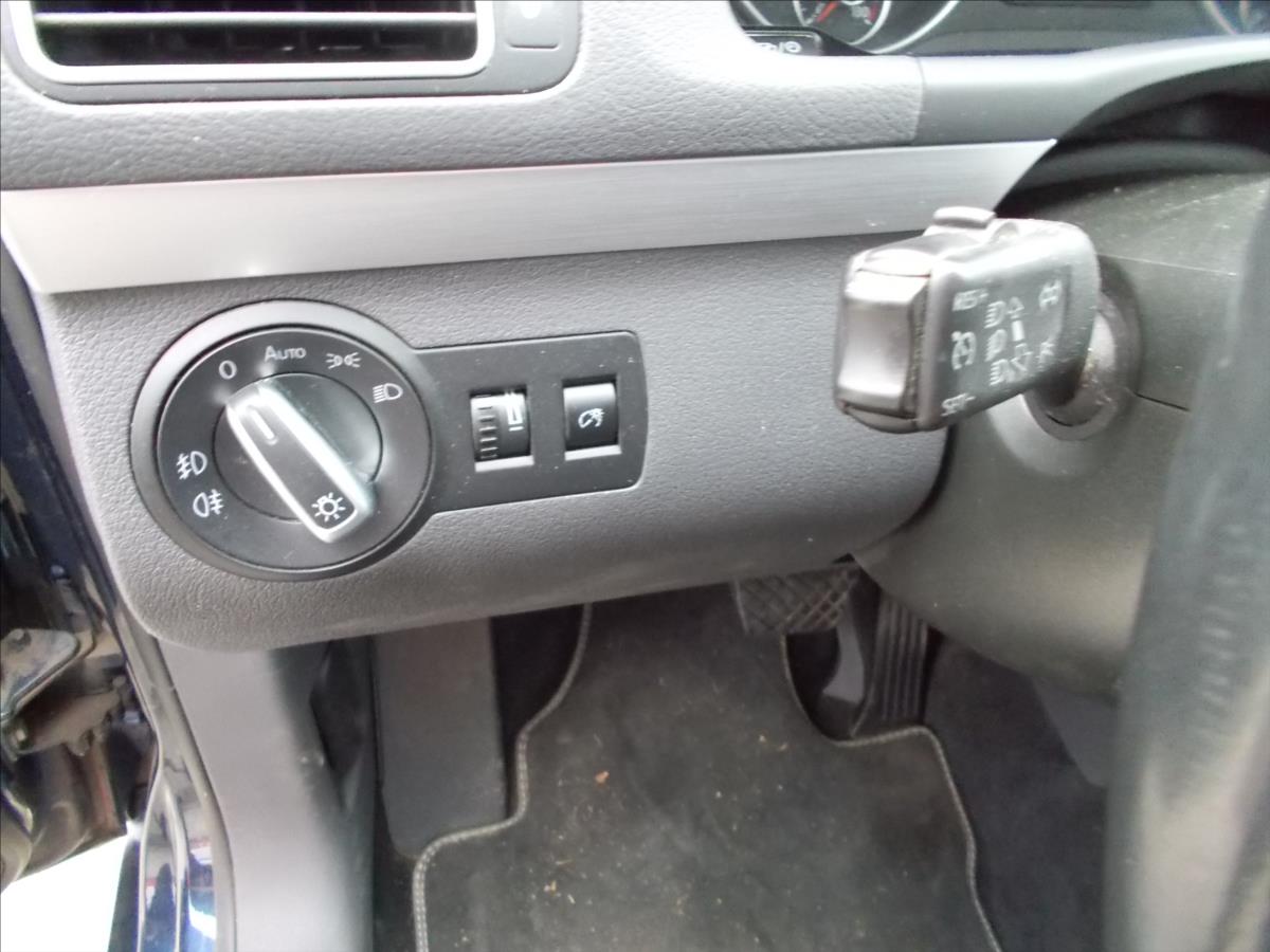 Volkswagen Touran 2,0 TDI DSG WEBASTO TZ LED DIGIKLIMA NOVÁ STK - foto 24